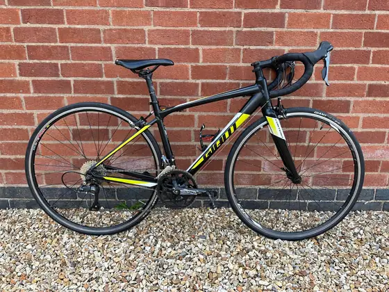Black and yellow Giant junior road bike