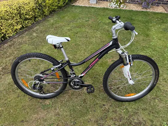 Junior mountain bike in black and pink